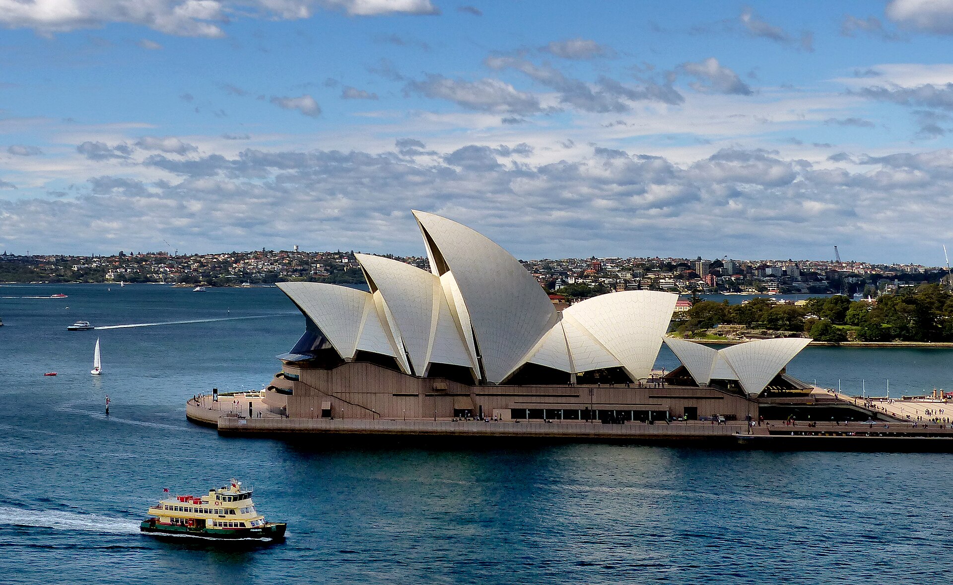 La Ópera de Sídney vista desde el puerto con un ferry pasando por delante