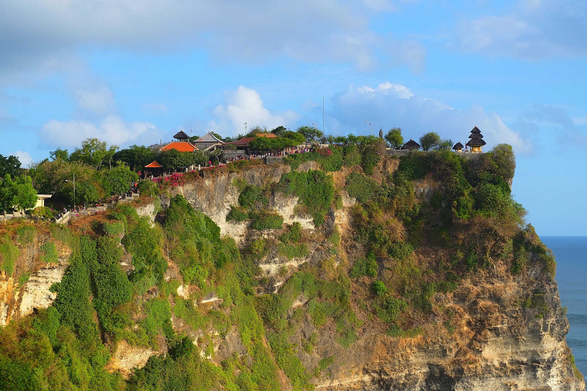 Templo de Uluwatu sobre los acantilados del sur de Bali