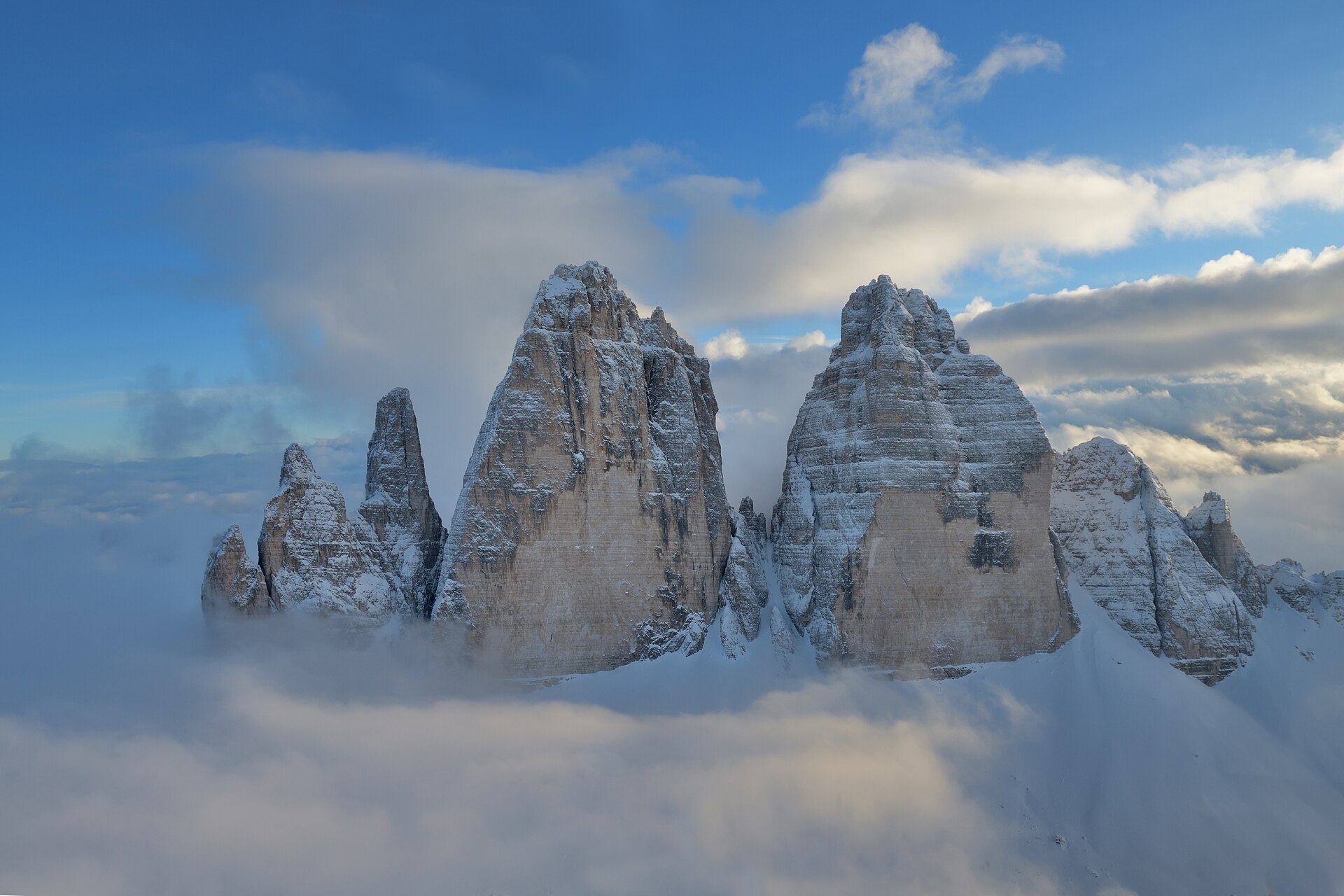 Las Tre Cime di Lavaredo entre nubes al atardecer