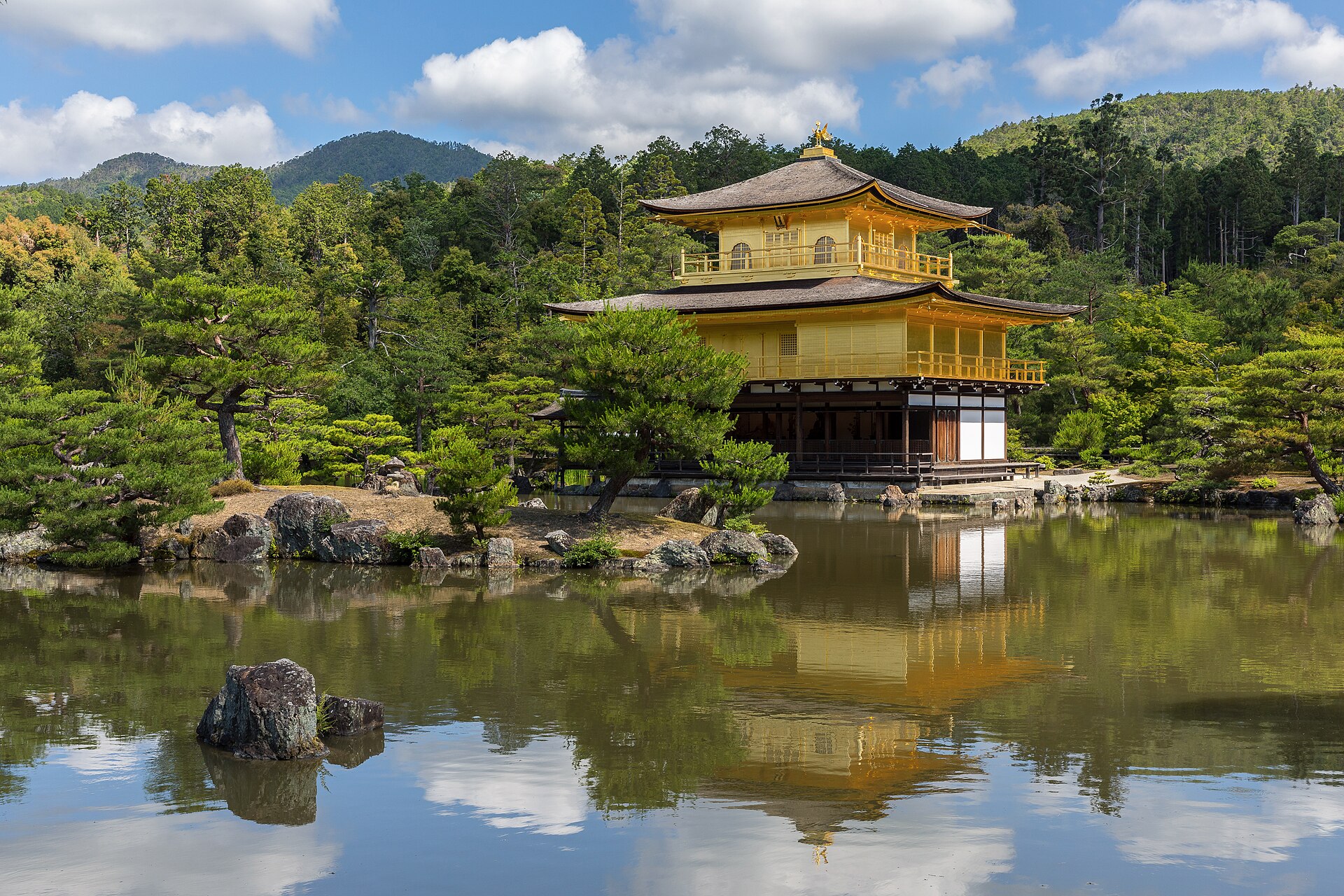 El Pabellón Dorado de Kinkaku-ji reflejado en el agua, Kioto